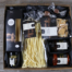 Geschenk-Box mit Eierteigwaren, würzige Tomate, UrDinkel Grissini, Süss-Saure Chmpignons, Nussknacker, Zwetschgen-Rotwein Trau, Tartufi und einer saisonalen Dekoration. regional, aus Luzern, aus Rain, Geschenke