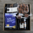 "Gute Nacht", heisst es mit dieser Geschenk-Box. Mit ihren süssen Köstlichkeiten, sind süsse Träume garantiert. Bettmömpfeli, Fruchtaufstrich, Schoggi-Nössli, Tartufo sind in einer schönen Geschenkbox drappiert und mit einer saisonalen Dekoration verziert.