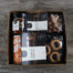 Was für eine Überraschung! Diese Geschenk-Box ist wunderbar gefüllt mit süssen und salzigen Köstlichkeiten. HImbeernäschtli, Schogginössli, Apéro Perlen, würzige Tomate verpackt in einer Geschenkbox mit saisonaler Deko.
