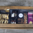 In der Geschenk-Box "z'Morge" befindet sich alles, was man für ein feines Frühstück benötigt. Knuspermüesli, Apfelringli, Fruchtaufstriche mit Zwetschgen-Zimt und Erdbeere, feine und süsse Zwetschgenliseli verpackt in einer schönen Geschenkbox mit saisonaler Dekoration.