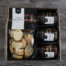 Diese kleine Geschenk-Box ist gefüllt mit feinen salzigen Produkten. Perfekt für ein Apéro oder einfach so. Sie beinhaltet Apéro Knusperli, würzige Tomate, Balsamico Champginons, Apfelchutney schön verpakct in einer Geschenkbox mit saisonaler Dekoration