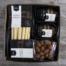 Diese Geschenk-Box kleiner Gruss ist eine schöne Art und weise jemandem zu sagen "Ich denke an dich & lasse einen Gruss da". Die feinen Köstlichkeiten Apero Stäckli, Balsmico Champignons, Apfelchutney, Schoggimandeln verpackt in eine Geschenkbox mit Deko könnte dafür nicht passender sein.