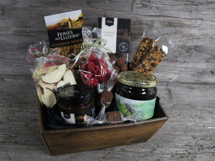 Dieser feine Geschenkkorb bereichert jedes "z'Morge". Mit seinen gesunden und süssen Produkten ist er der optimale Start in den Tag. Knuspermüesli, Fruchtaufstrich, Honig, Äpfel gefriergetrocknet, Schogginössli, Müesliriegel, Tartufi in einem schöne nGeschenkkorb saisonal dekoriert.