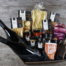 Der Geschenk-Korb gross ist ein wunderbar verpacktes Geschenk. Eine Vielzahl an Produkte wie Rotwein, Weisswein, Eierteigwaren, aromatische Tomate, würzige Tomate, Apéro Perlen, Apéro Knusperli, Apéro-Stäckli, Luzerner Balsamico Champignons , Fruchtsenf, Dessert-Traum, Zwetschgenliseli, Totenbeinli, Fruchtaufstrich, Schogginössli, Luzerner Williamskugeln wunderschön verpackt in einem Geschenk-Korb mit saisonaler Dekoration