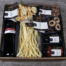 Schöne Geschenk-Box "Menü mit Rotwein" mit diversen Köstlichkeiten.